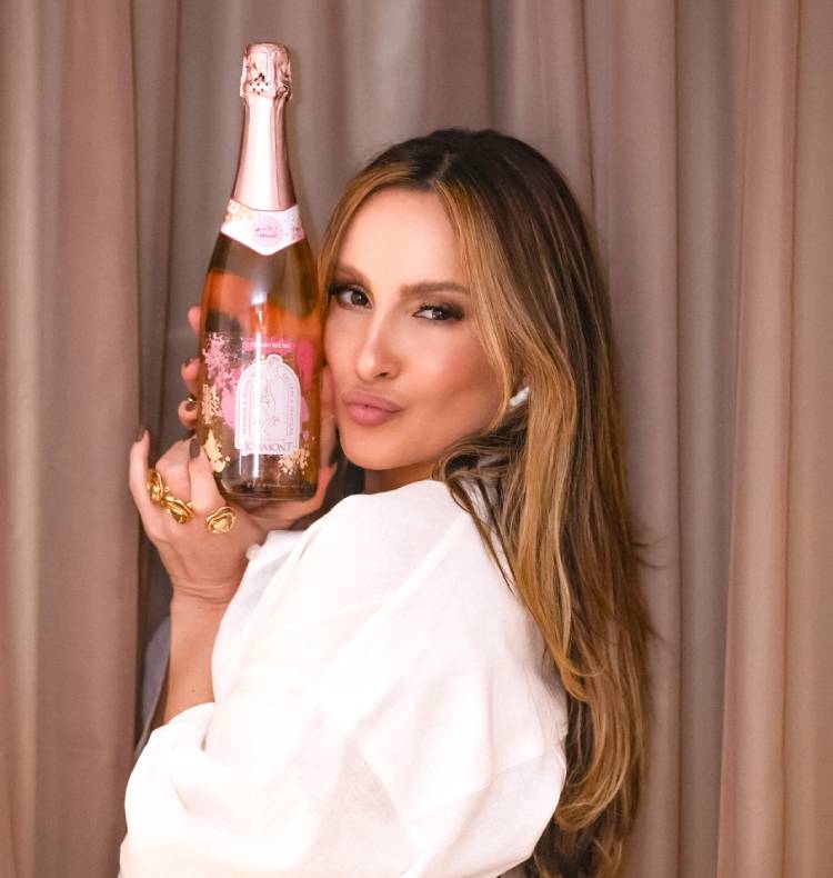 Claudia Leitte brinda o novo espumante Rosé Brut da parceria entre Artse e Jolimont